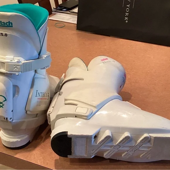 Women's White Winter Boots - Picture 6 of 7